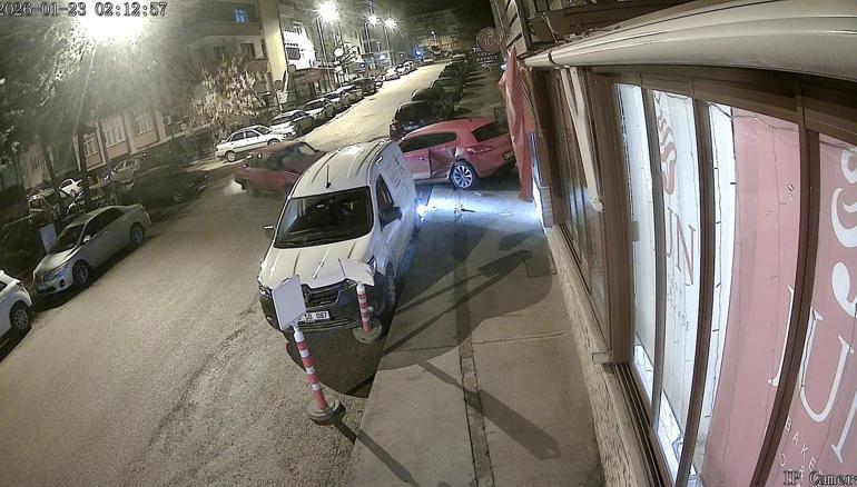 Alkollü sürücünün kullandığı otomobil park halindeki araçlara çarptı; o anlar kamerada
