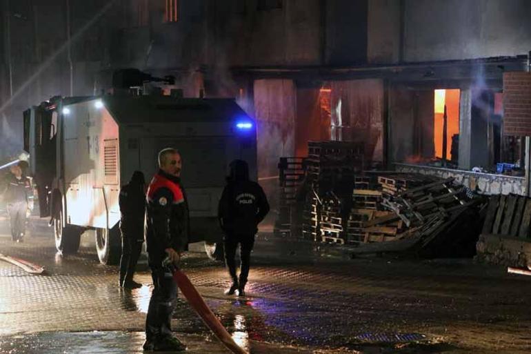 Adanada parke ve panel üretilen fabrikada yangın