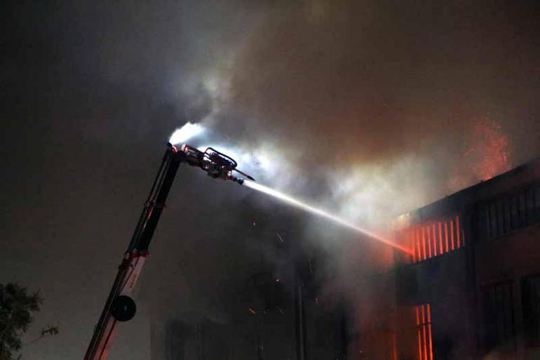 Adanada parke ve panel üretilen fabrikada yangın