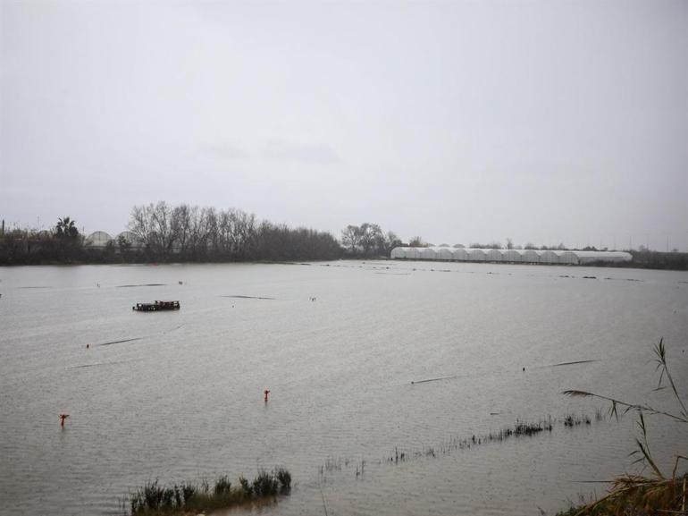Sarı kodla uyarılan Antalyada tarım alanları su altında kaldı