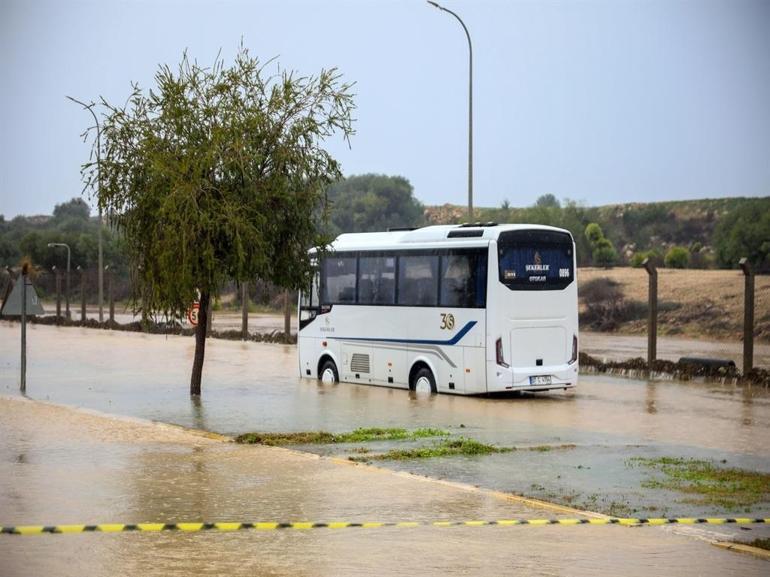 Sarı kodla uyarılan Antalyada tarım alanları su altında kaldı