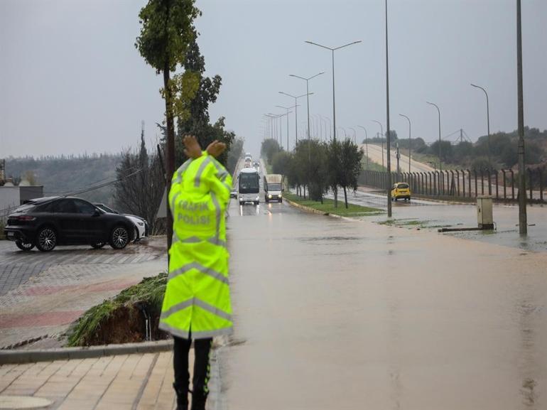Sarı kodla uyarılan Antalyada tarım alanları su altında kaldı