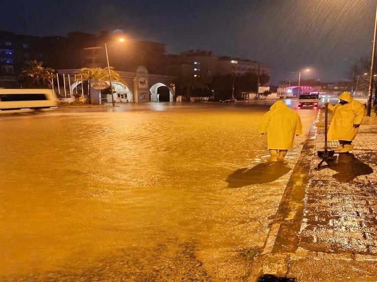 Sarı kodla uyarılan Antalyada tarım alanları su altında kaldı