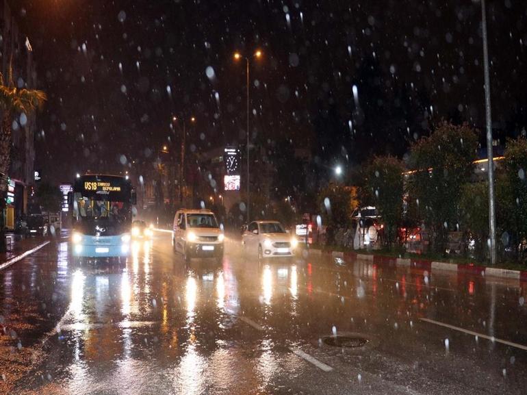 Sarı kodla uyarılan Antalyada tarım alanları su altında kaldı