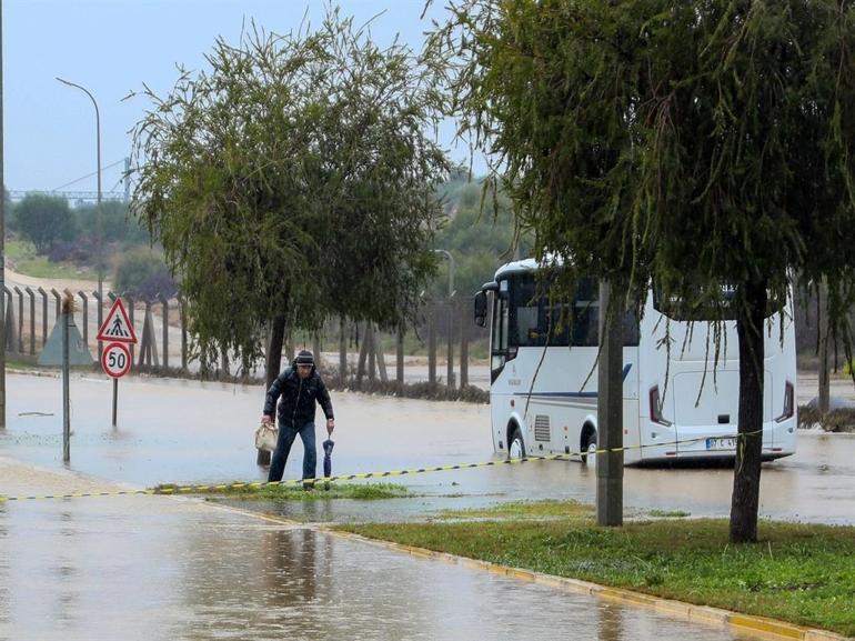 Sarı kodla uyarılan Antalyada tarım alanları su altında kaldı