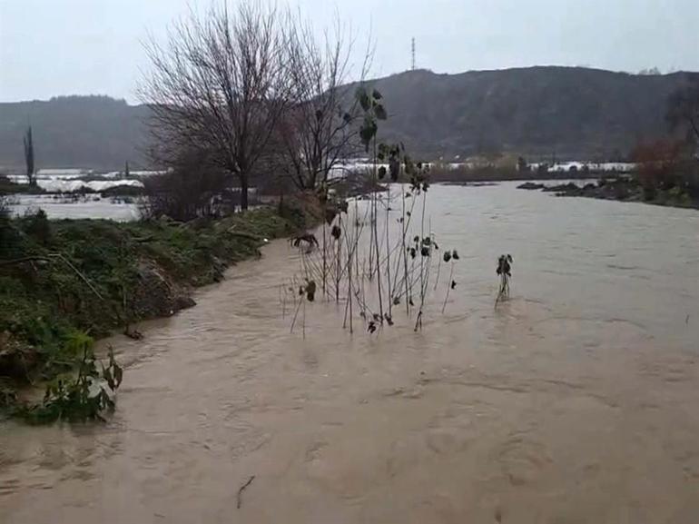 Sarı kodla uyarılan Antalyada tarım alanları su altında kaldı