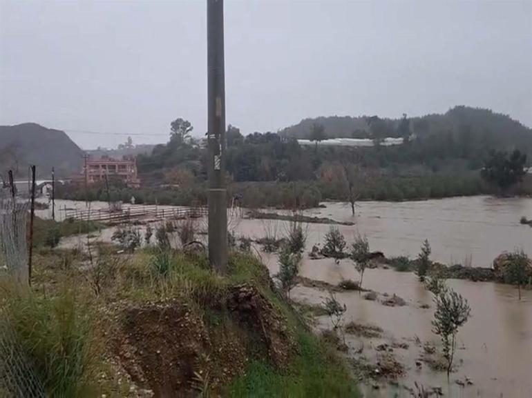 Sarı kodla uyarılan Antalyada tarım alanları su altında kaldı
