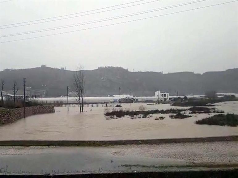 Sarı kodla uyarılan Antalyada tarım alanları su altında kaldı