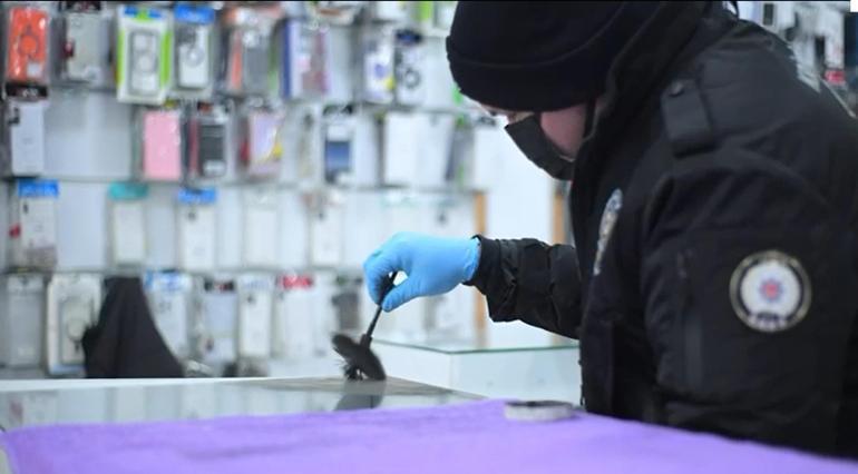 Kapı camını tekmeyle kırıp girdikleri iş yerinden 100 bin liralık telefon çaldılar