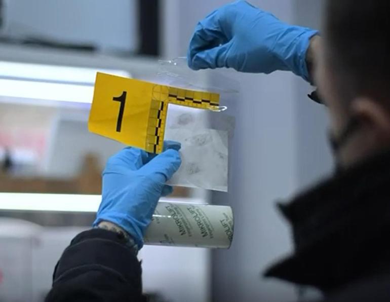 Kapı camını tekmeyle kırıp girdikleri iş yerinden 100 bin liralık telefon çaldılar