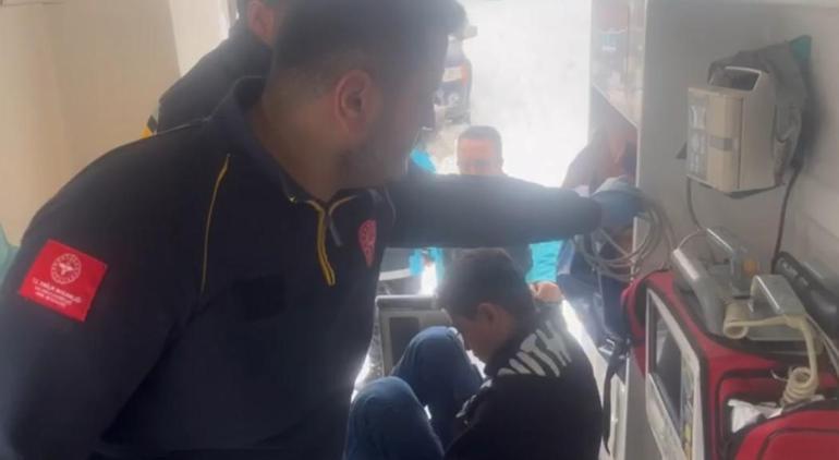 Diyabetli çocuk, kar yağışı ve çığ riskinin bulunduğu köyden alınıp hastaneye ulaştırıldı