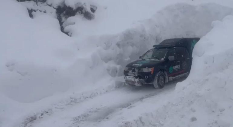 Diyabetli çocuk, kar yağışı ve çığ riskinin bulunduğu köyden alınıp hastaneye ulaştırıldı