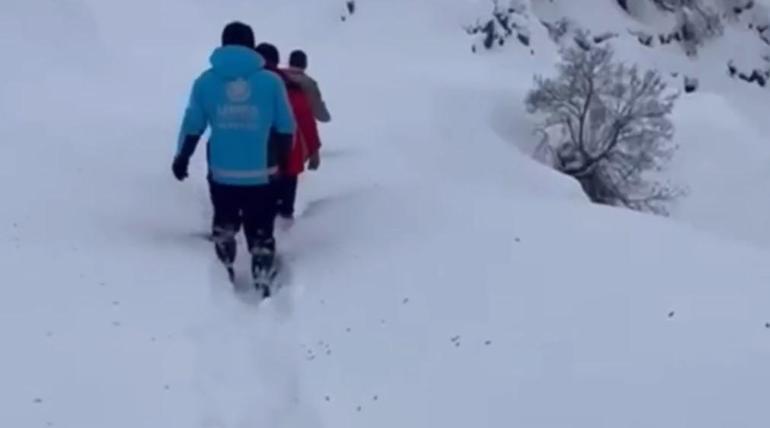 Diyabetli çocuk, kar yağışı ve çığ riskinin bulunduğu köyden alınıp hastaneye ulaştırıldı