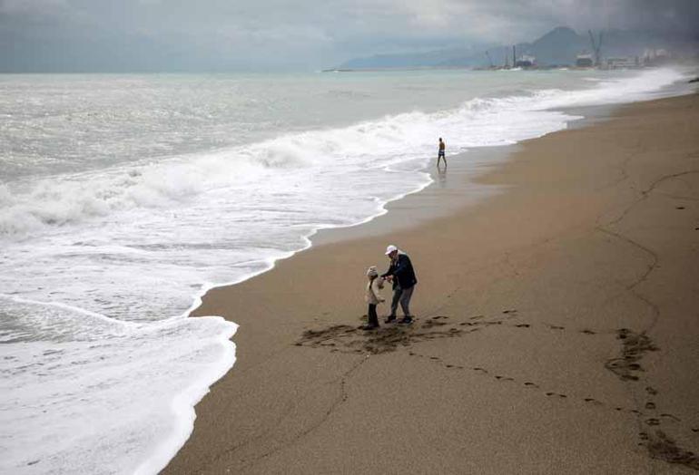 Sarı kodla uyarılan Antalyada tarım alanları su altında kaldı; kanala düşen çocuk öldü