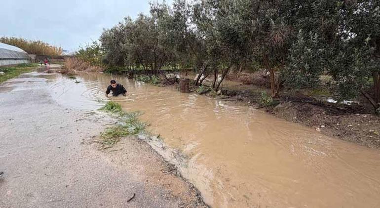 Sarı kodla uyarılan Antalyada tarım alanları su altında kaldı; kanala düşen çocuk öldü