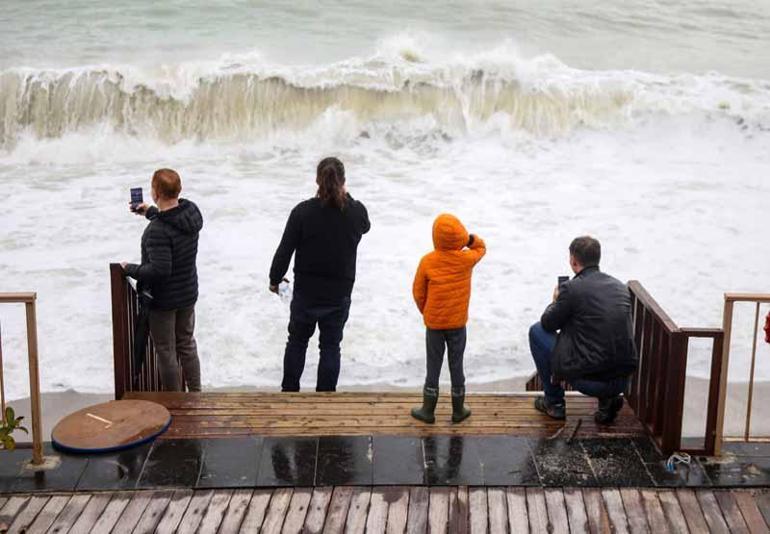 Sarı kodla uyarılan Antalyada tarım alanları su altında kaldı; kanala düşen çocuk öldü