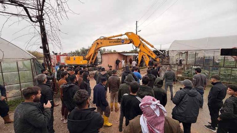 Sarı kodla uyarılan Antalyada tarım alanları su altında kaldı; kanala düşen çocuk öldü