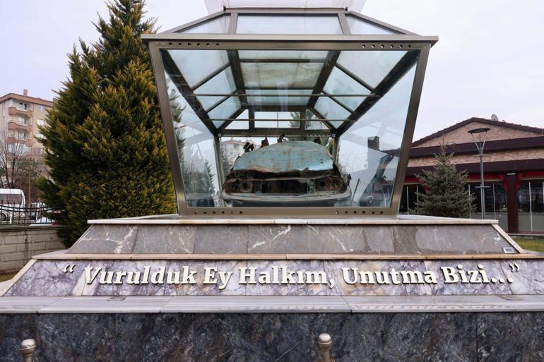 Uğur Mumcu, Eskişehir’de hurda otomobilinin sergilendiği alanda karanfillerle anıldı