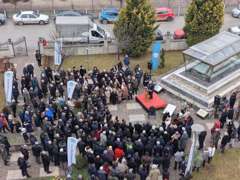 Uğur Mumcu, Eskişehir’de hurda otomobilinin sergilendiği alanda karanfillerle anıldı