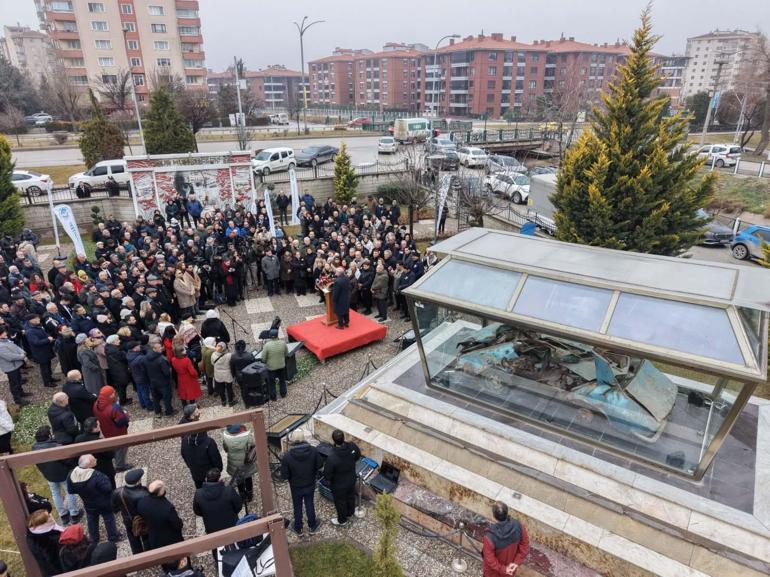 Uğur Mumcu, Eskişehir’de hurda otomobilinin sergilendiği alanda karanfillerle anıldı