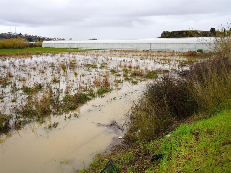 Sarı kodla uyarılan Antalyada tarım alanları su altında kaldı; kanala düşen çocuk öldü