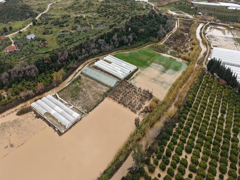 Sarı kodla uyarılan Antalyada tarım alanları su altında kaldı; kanala düşen çocuk öldü