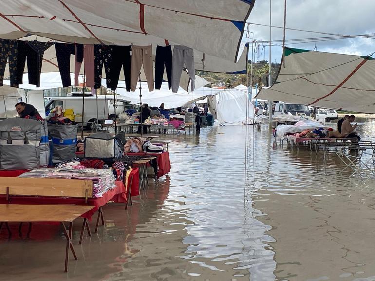 Çeşmede sağanak etkili oldu; pazar yeri ve mezarlık su altında kaldı