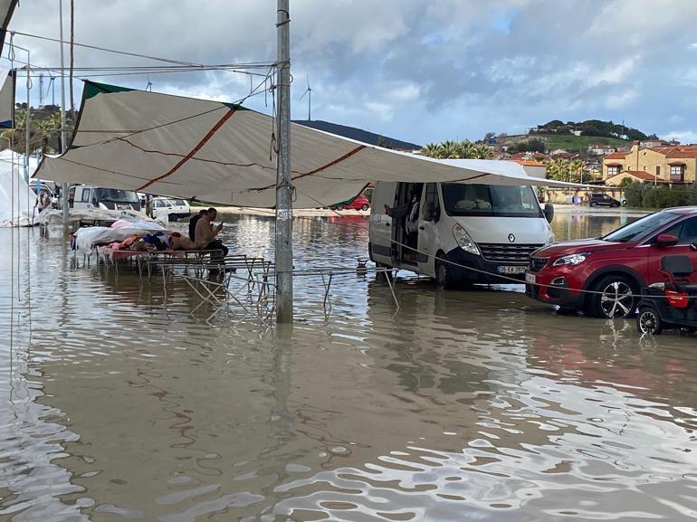 Çeşmede sağanak etkili oldu; pazar yeri ve mezarlık su altında kaldı