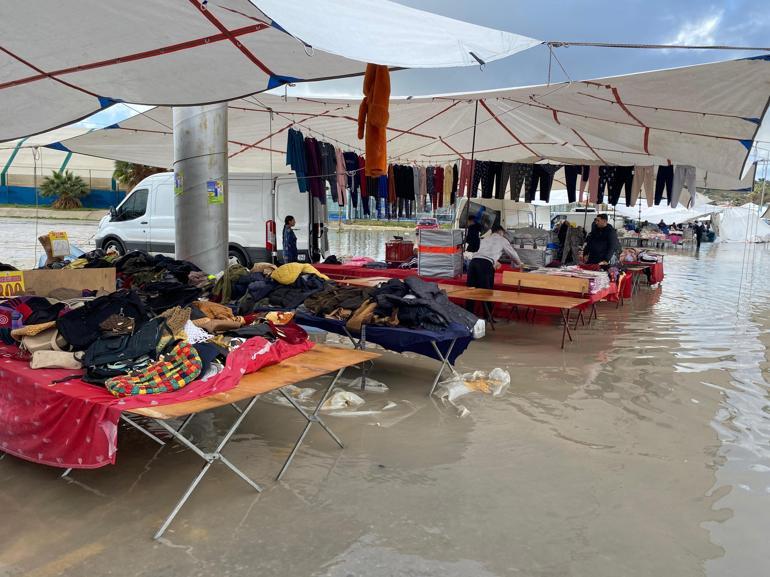 Çeşmede sağanak etkili oldu; pazar yeri ve mezarlık su altında kaldı