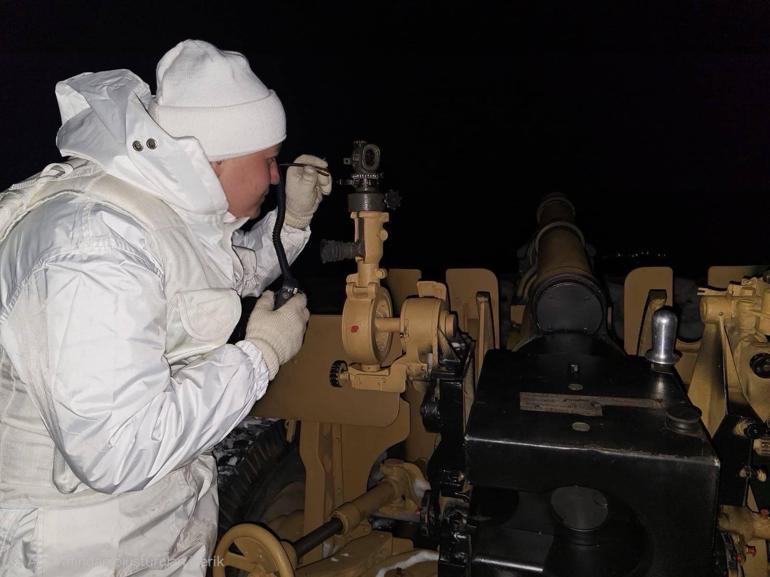 Mehmetçiğin karlı arazide gece eğitimi