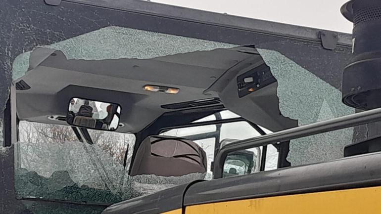 Bingöl’de karla mücadele ekibine saldırı; iş makinesinin camları kırıldı