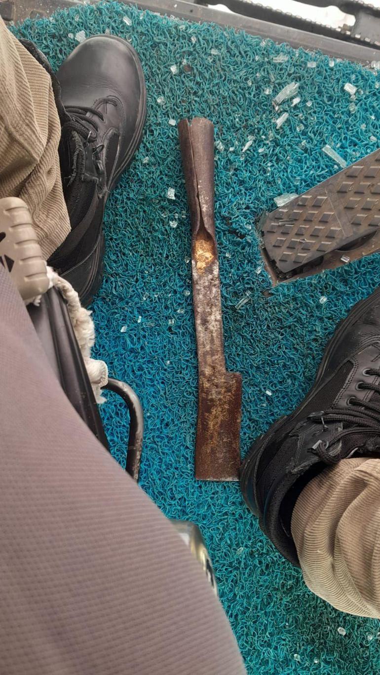 Bingöl’de karla mücadele ekibine saldırı; iş makinesinin camları kırıldı