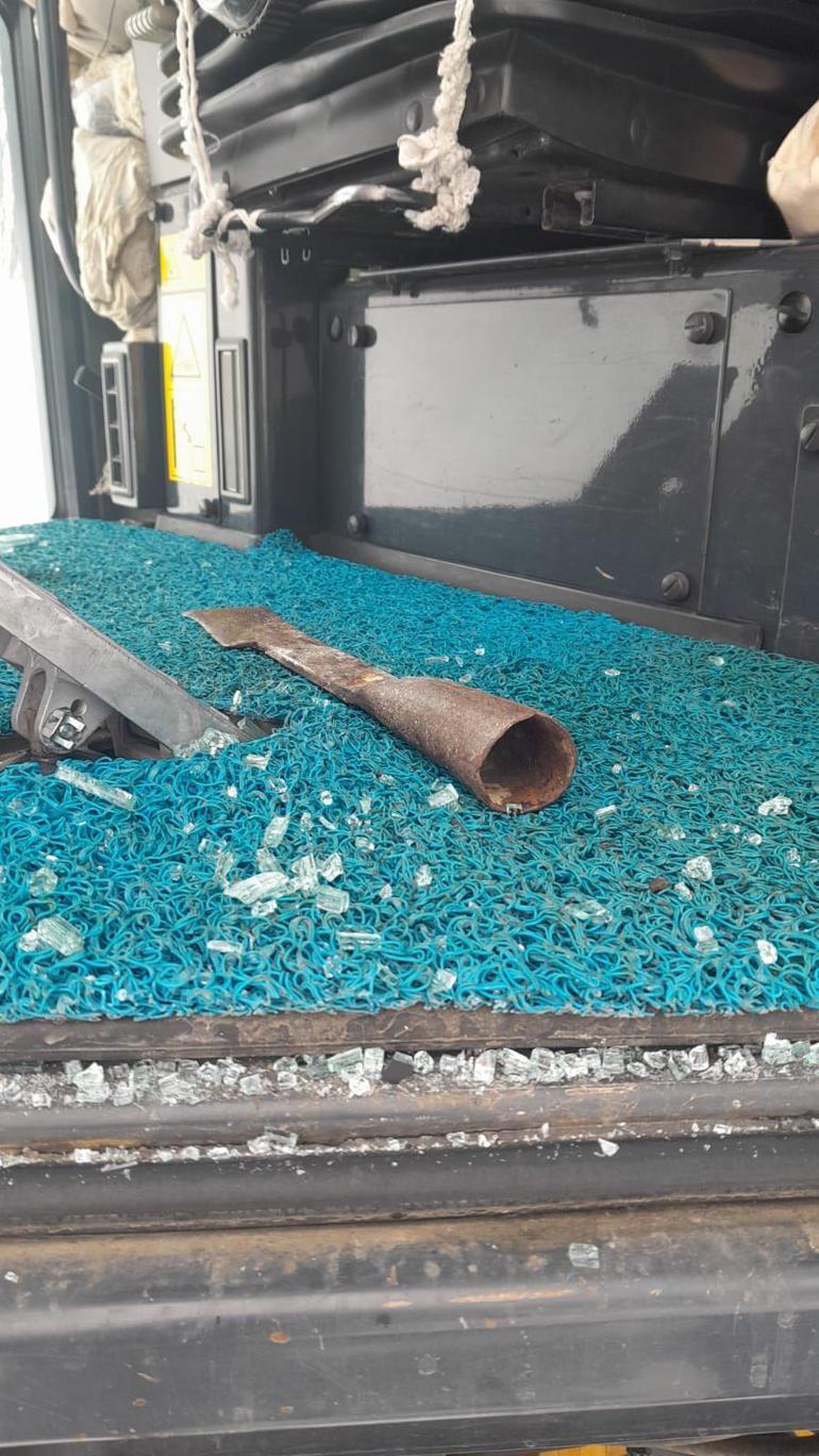 Bingöl’de karla mücadele ekibine saldırı; iş makinesinin camları kırıldı