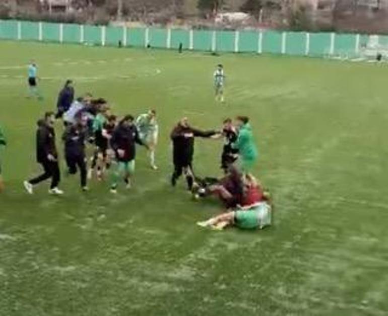Süper Amatör Lig maçında futbolcular kavga etti; o anlar kamerada
