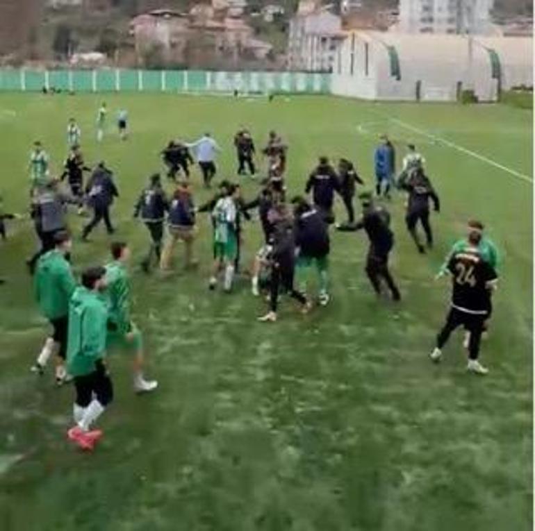 Süper Amatör Lig maçında futbolcular kavga etti; o anlar kamerada