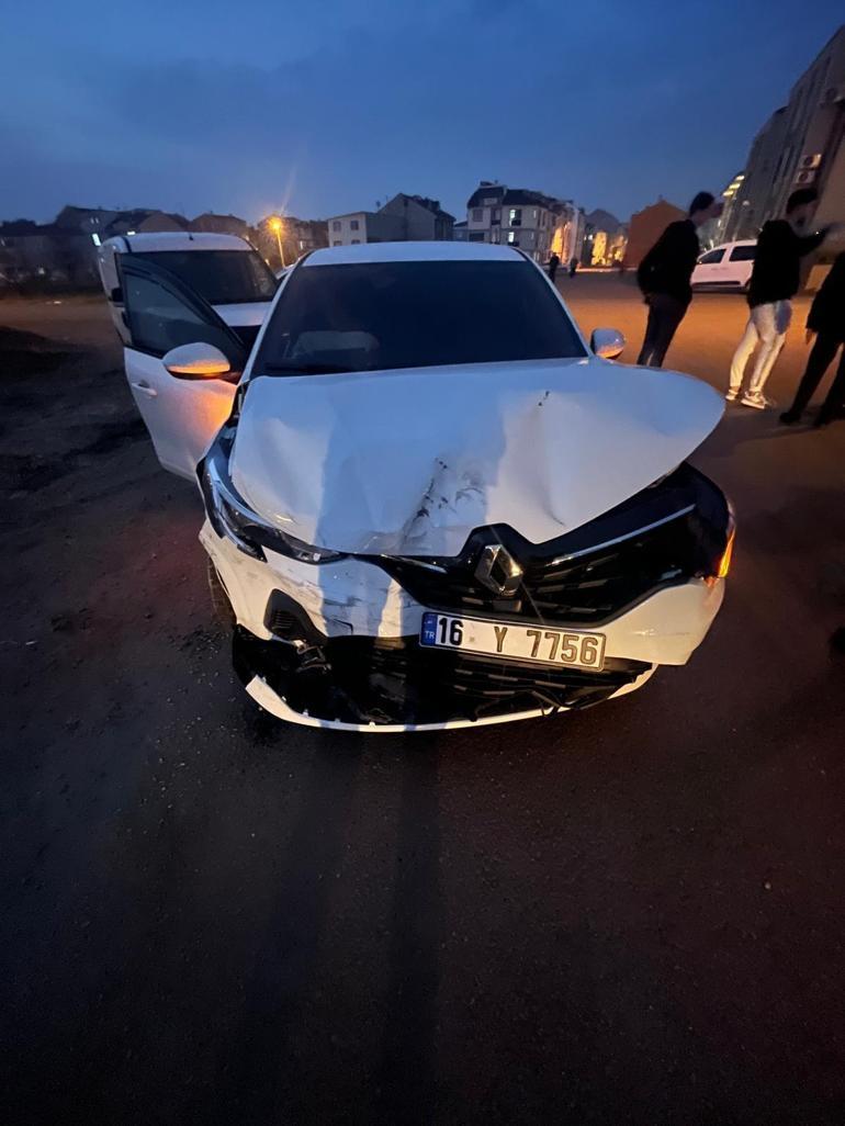 Bursada otomobil ile hafif ticari araç çarpıştı; 2 yaralı