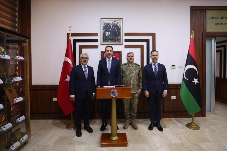 Bakan Bayraktar, Trablusta Libya Görev Grubu Komutanlığını ziyaret etti