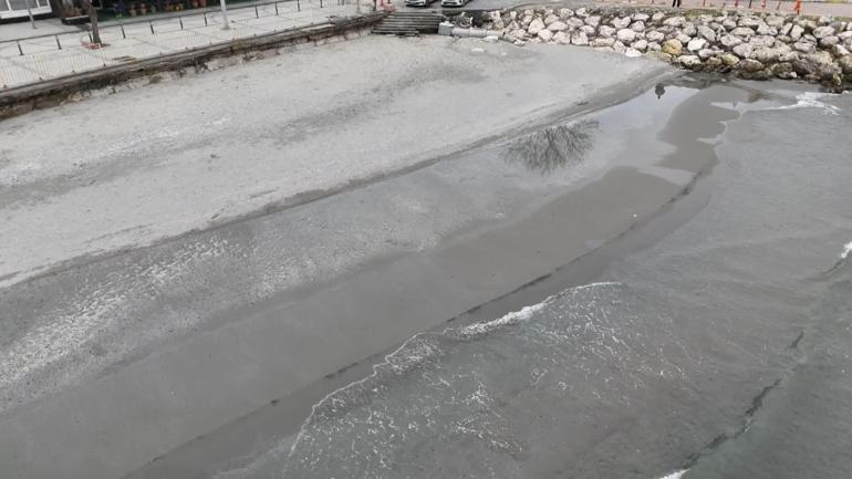 Silivri ve Avcılarda deniz metrelerce çekildi