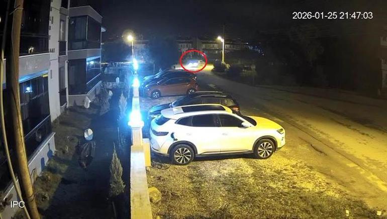 Bursa’da zeytin ağacına çarpan otomobilin sürücüsü yaralandı; kaza anı kamerada