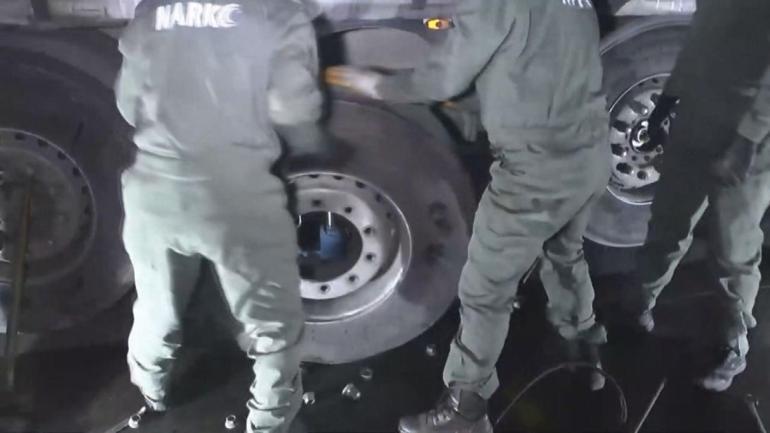 Esenyurtta TIRda 54 kilo uyuşturucu ele geçirildi: 2 şüpheli tutuklandı