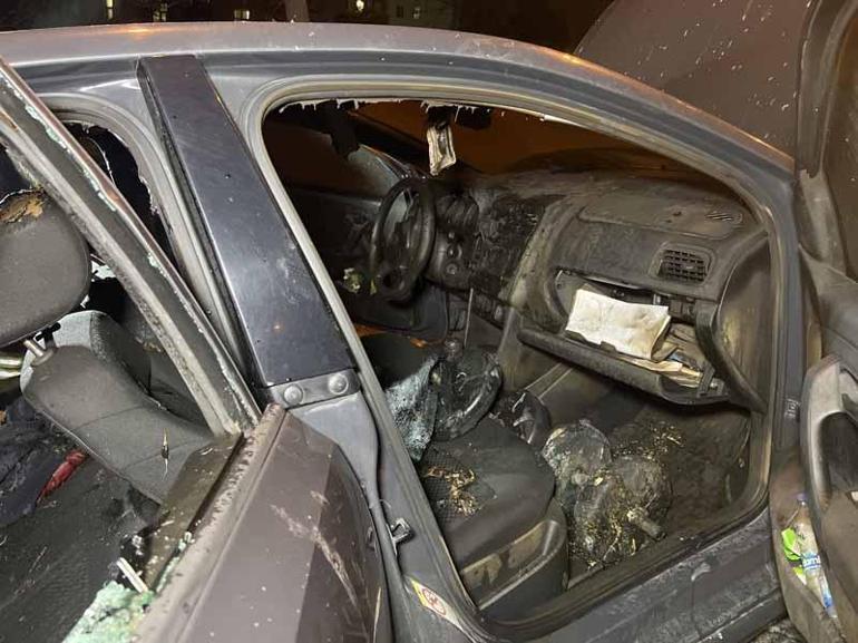 Beşiktaşta park halindeki 4 otomobil alev alev yandı