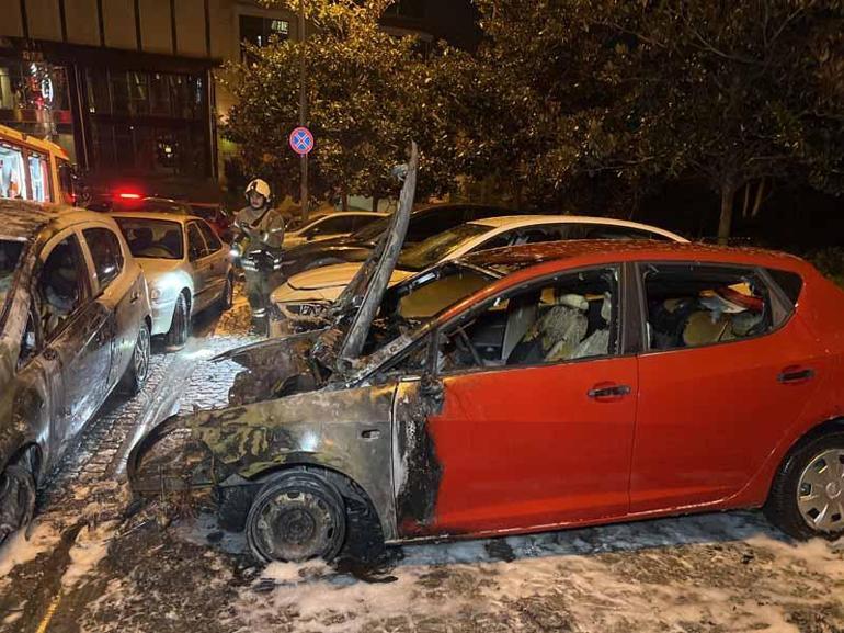 Beşiktaşta park halindeki 4 otomobil alev alev yandı