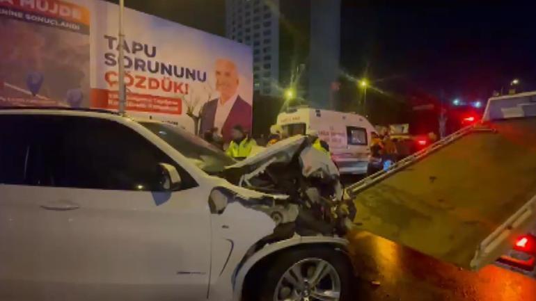 Ümraniyede hafif ticari araç ile otomobil çarpıştı: 3 yaralı