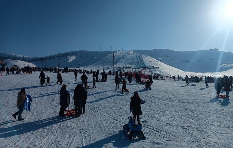 Bitlisteki kayak merkezinde hafta sonu yoğunluğu