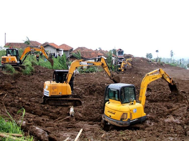 Endonezyada toprak kaymasında hayatını kaybedenlerin sayısı 25e yükseldi