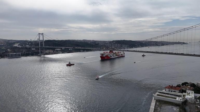 Yıldırım derin deniz sondaj gemisi İstanbul Boğazından geçti