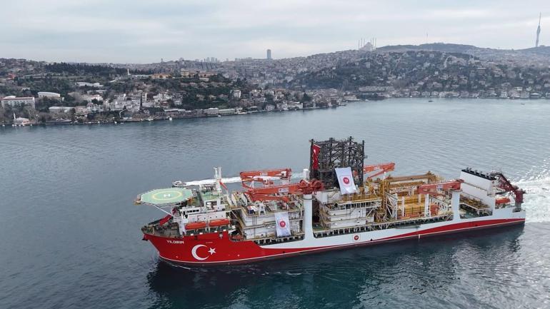 Yıldırım derin deniz sondaj gemisi İstanbul Boğazından geçti