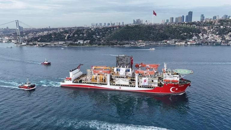 Yıldırım derin deniz sondaj gemisi İstanbul Boğazından geçti