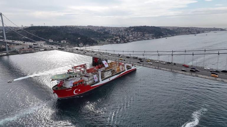 Yıldırım derin deniz sondaj gemisi İstanbul Boğazından geçti