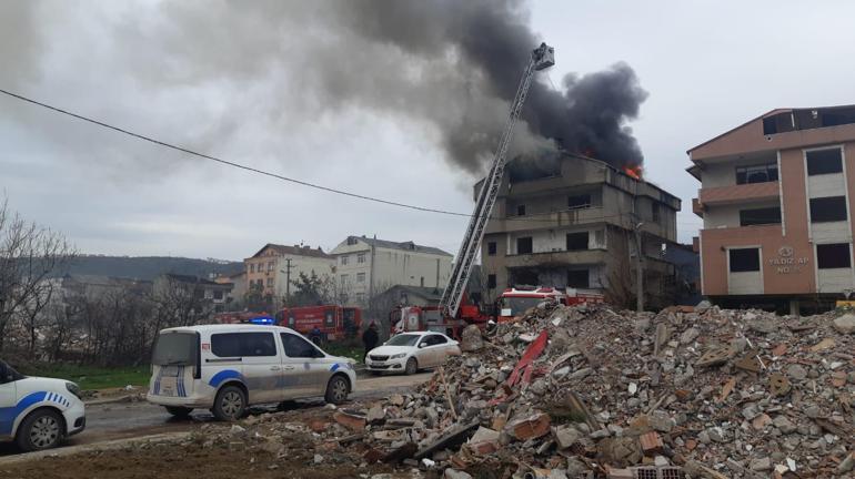 Yıkım işlemleri sırasında 4 katlı binanın çatısı yandı